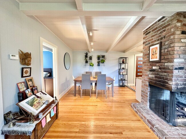 Building Photo - Gorgeous Hillside View, Modern Flat