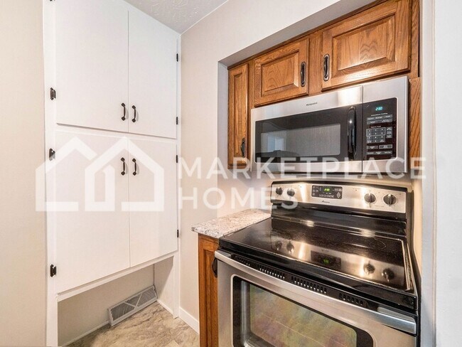 Building Photo - 1105 May St