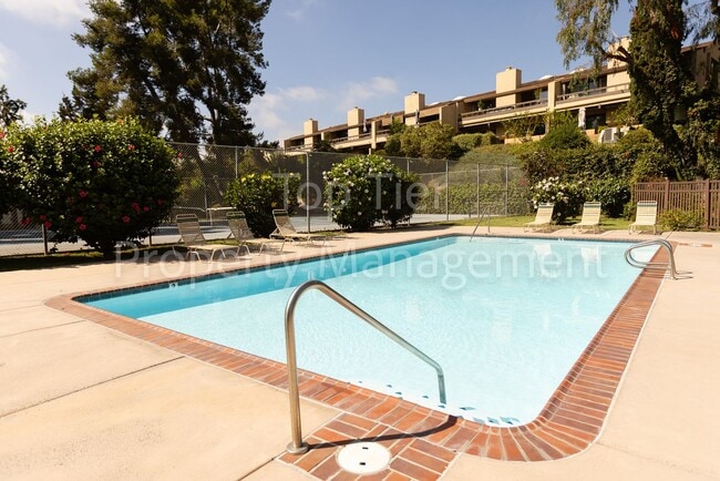 Building Photo - Beautiful 2 bed, 2.5 bath, 1373 sqft Townh...