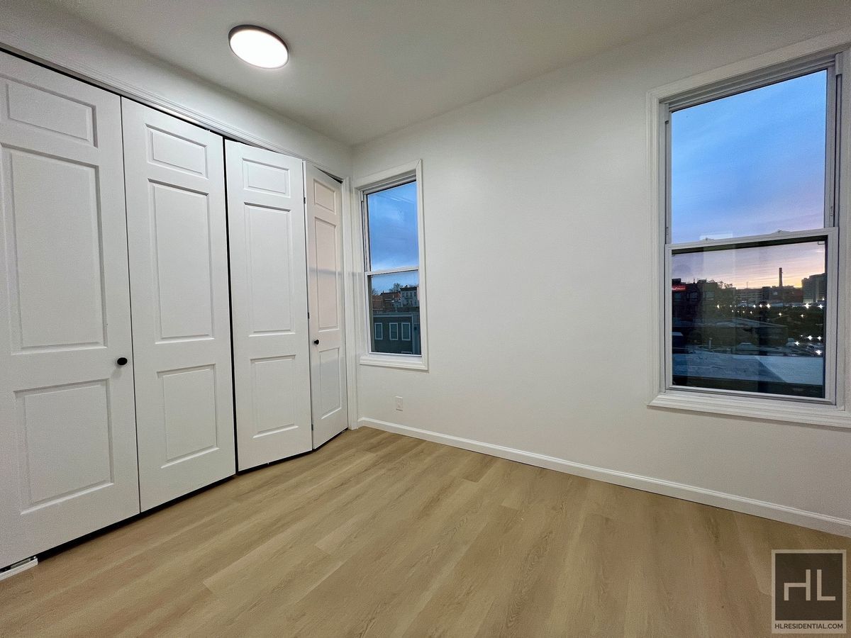 Building Photo - Top Floor 2BR 1BA Lofty Space w/ Laundry In Greenwood/South Slope