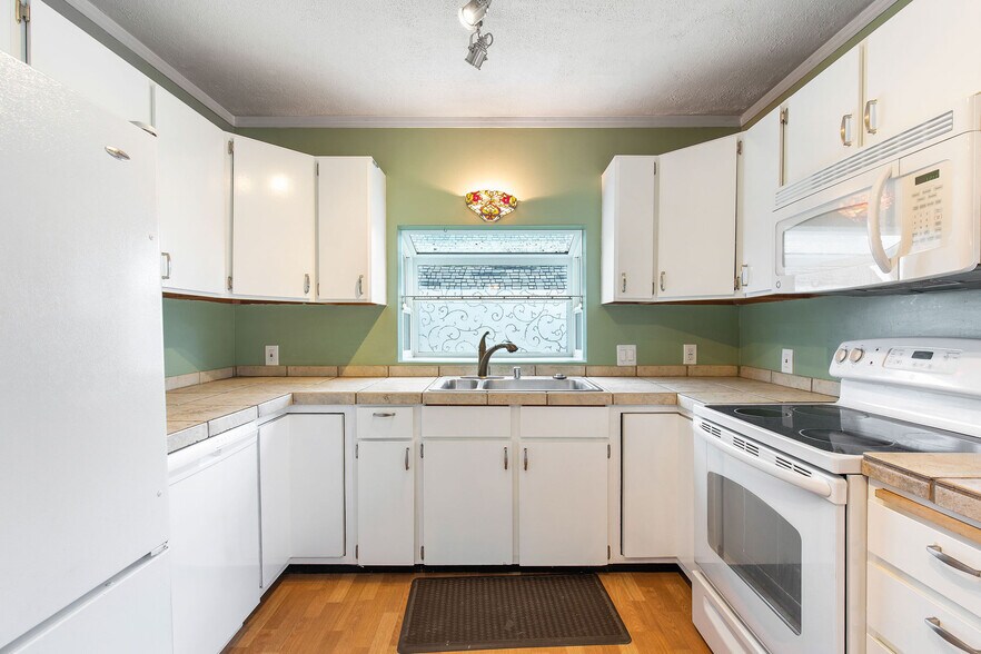 Building Photo - 6350 37th Ave SW