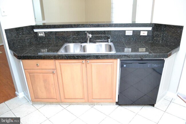 Building Photo - 8202 Blue Heron Dr