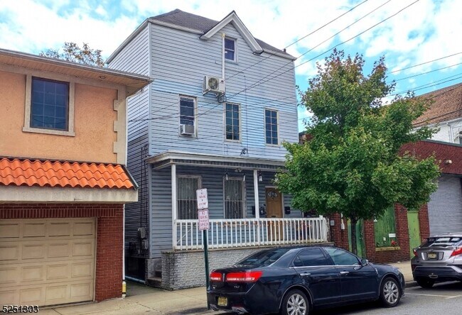 Primary Photo - 6 6th St
