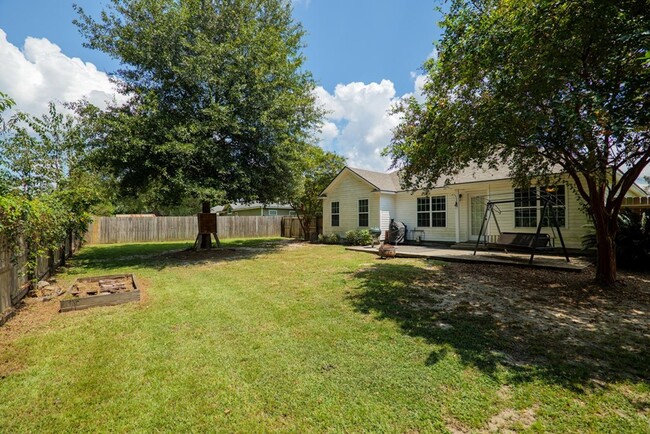 Building Photo - Spacious 3-Bed, 2-Bath Home with Open Floo...