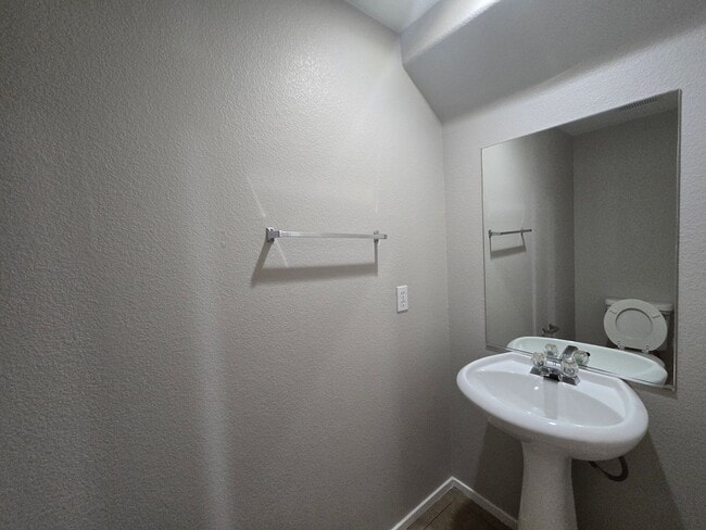 Building Photo - Lock in $1795 Off your third month rent - 3 Bedroom Home near North Las Vegas