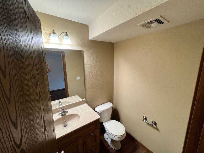 Building Photo - Welcome Home – Beautiful 4 Bed / 2.5 Bath ...