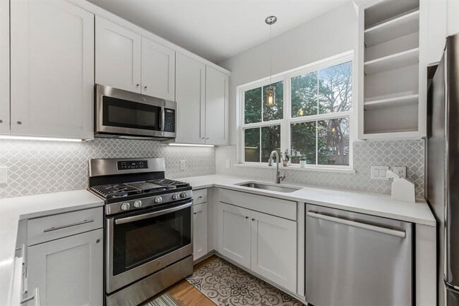 Building Photo - 1801 Pequeno St