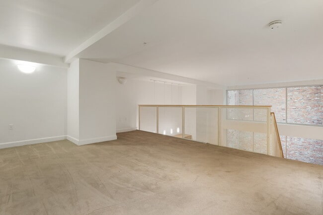 Building Photo - 106 N High St