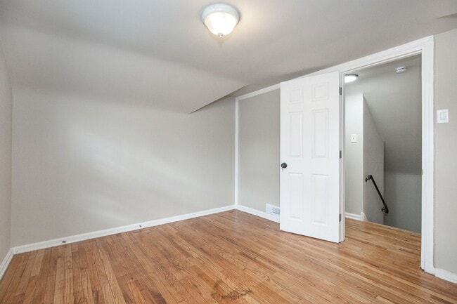 Building Photo - Spacious 3 bedroom/2 bath Cleveland Hts single family house!