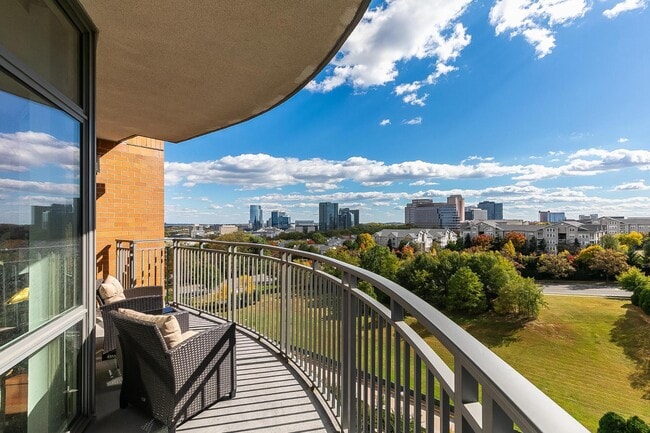 Building Photo - 8220 Crestwood Heights Dr