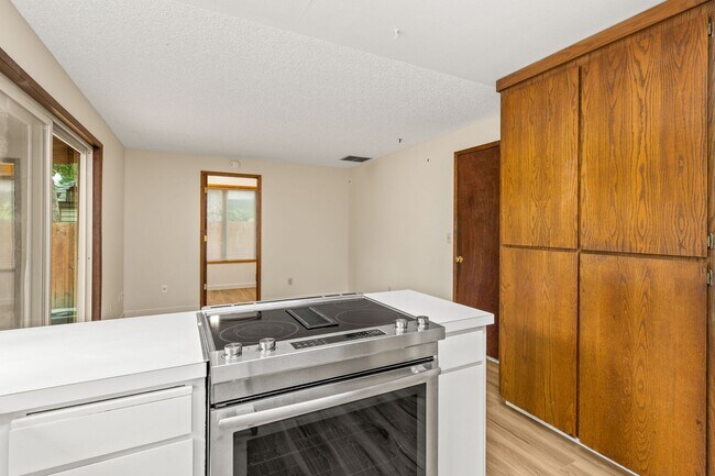 Building Photo - Must See! 3 bed/2 bath home with amazing private backyard - Double Garage/Community Pool
