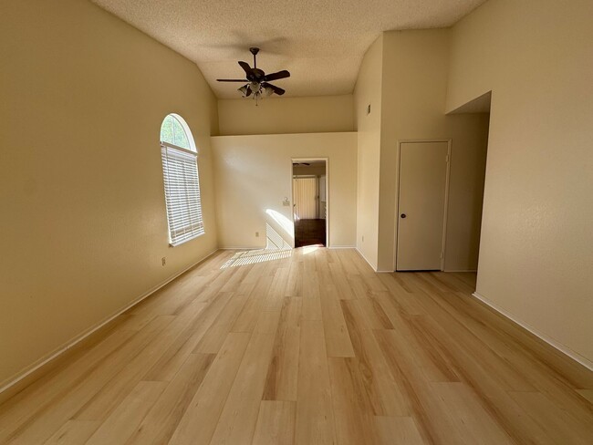 Building Photo - Three Bedroom Two Bathroom Home in Hemet!