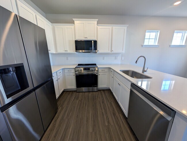 Building Photo - 5501 Hydrangea St