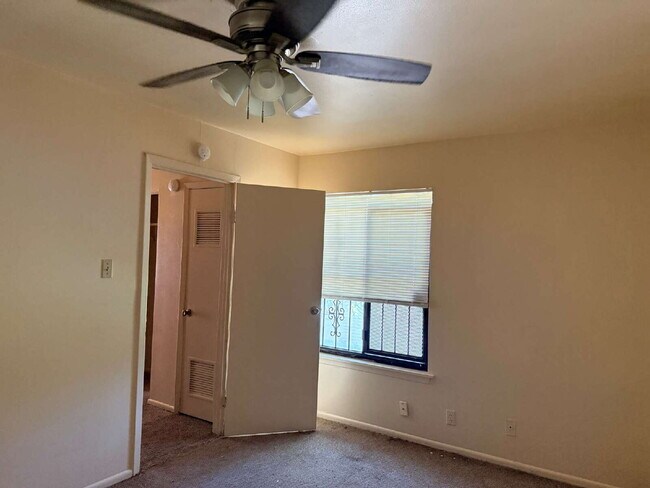 Building Photo - Affordable 1 Bed/1 Bath Duplex Apartment