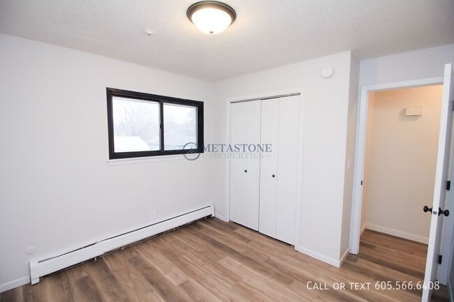 Building Photo - 308 S Lewis Ave