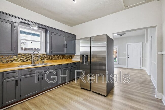 Building Photo - 2332 E Houston St