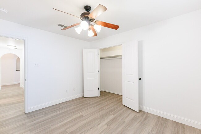 Building Photo - Gorgeous 4 bed 2.5 bath!