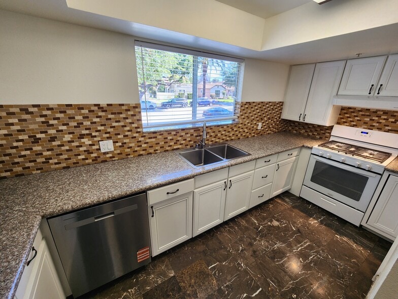 Building Photo - 420 Riverdale Dr
