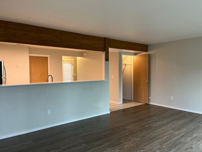 Building Photo - 3 Bed, 2 Bath Home- Fenced Back Yard!