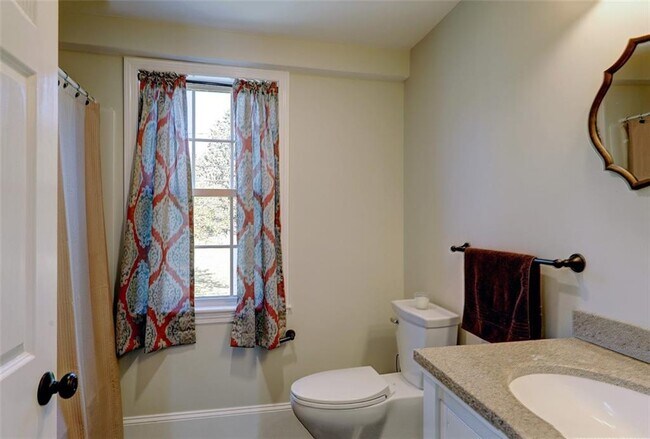 Building Photo - 216 Maple Ave