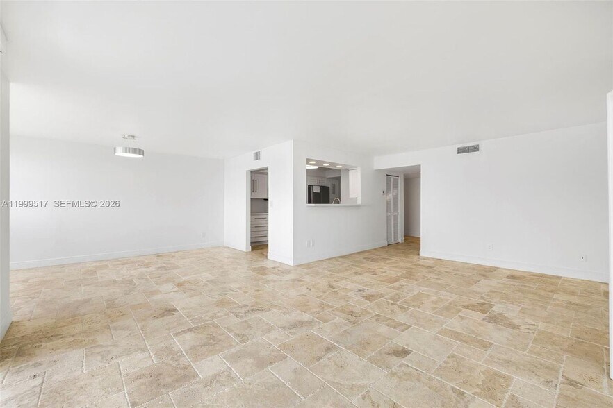 Building Photo - 1420 Brickell Bay Dr
