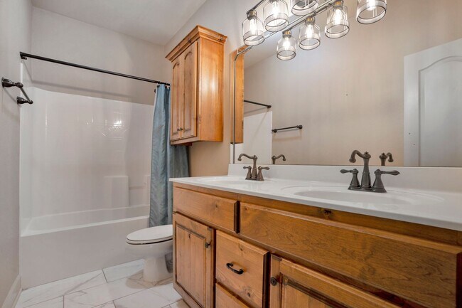 Building Photo - Executive Bentonville Home convenient to WM Home Office and more!