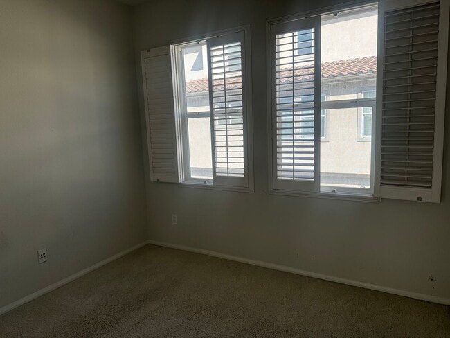 Building Photo - ONE MONTH FREE RENT! Beautiful 4 bedroom, ...