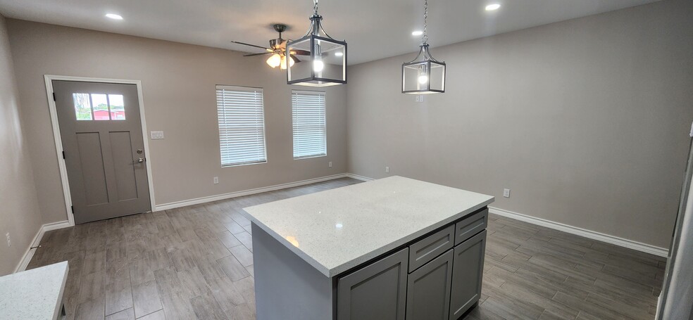 Building Photo - 2549 La Granja Dr