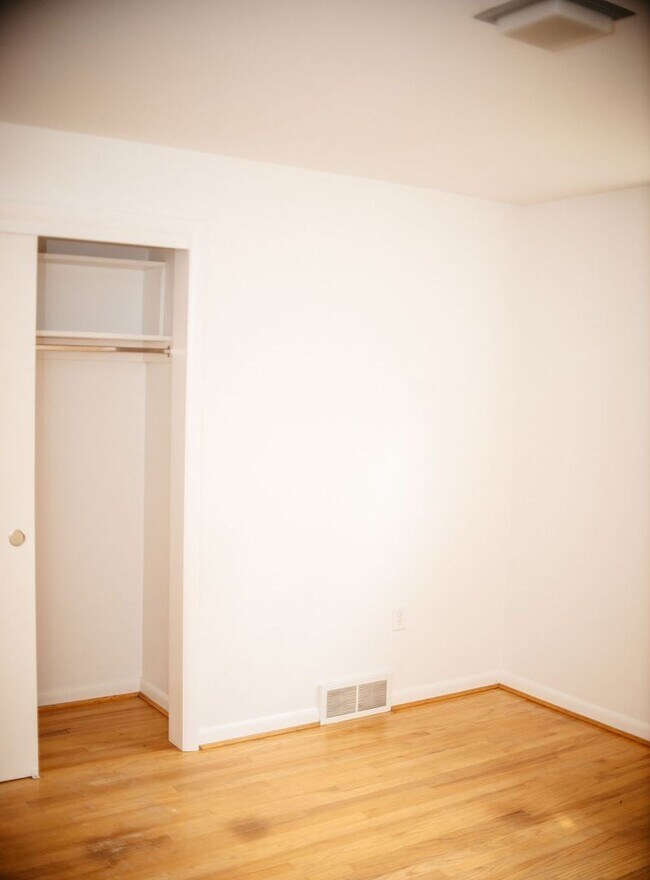 Building Photo - 425 Spring Dr
