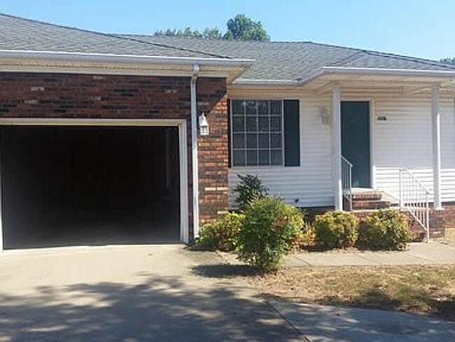 Building Photo - 2 bed 2 bath Duplex with Garage