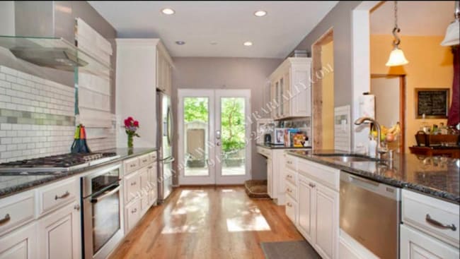 Building Photo - Beautiful 2 Bed 2 Bath Home Near The Plaza-Coming SOON!!