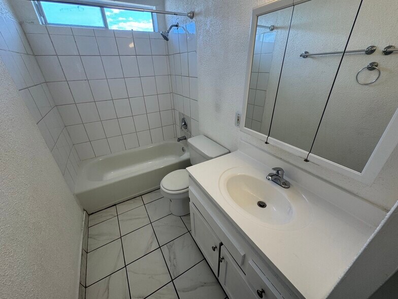Building Photo - 4023 W 141st St