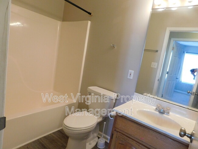 Building Photo - 404 Gatewood Ave