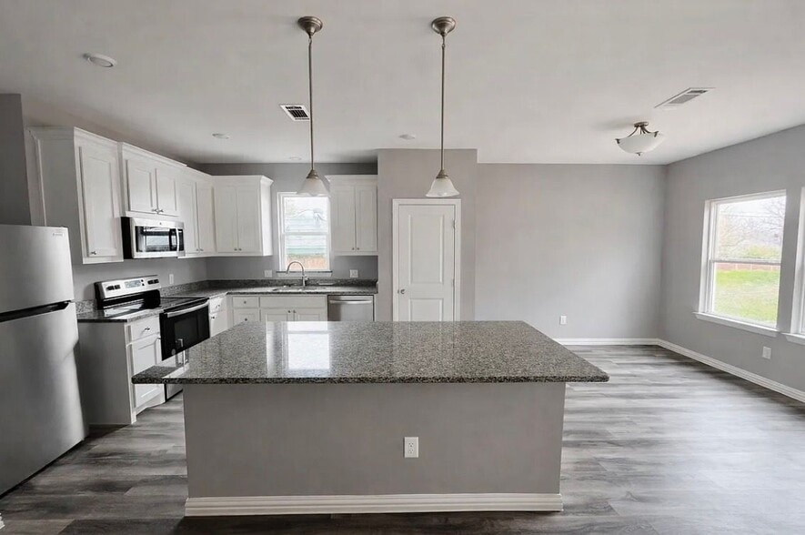 Building Photo - 2109 Bluebonnet Ave