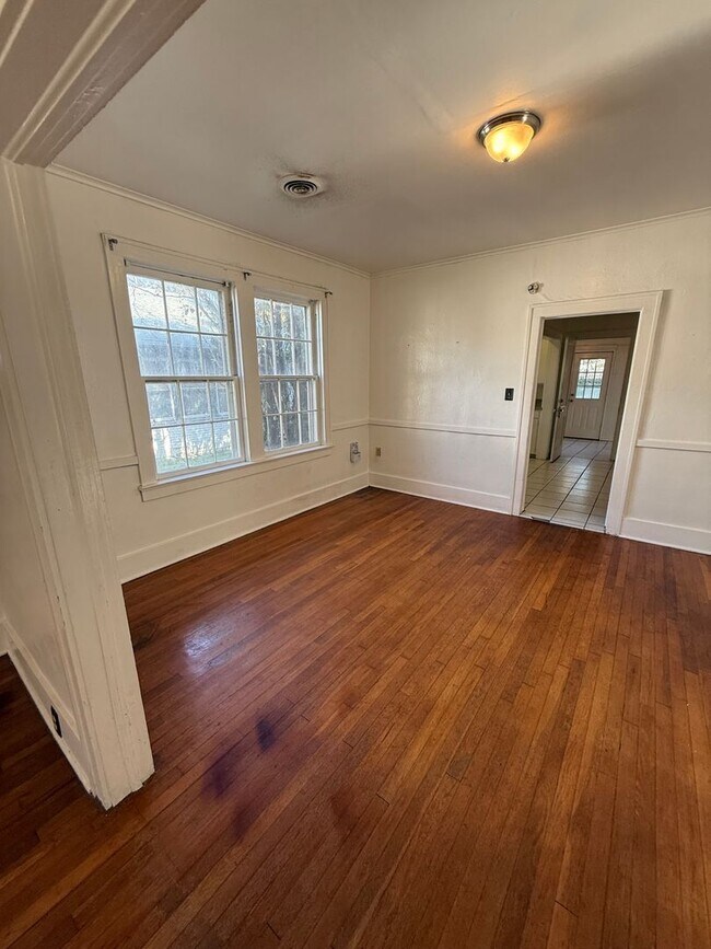 Building Photo - 905 S 23rd St