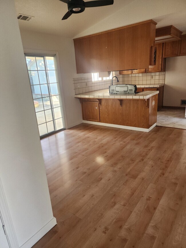Building Photo - 1450 Busca Dr