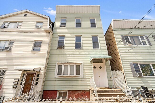 Building Photo - 17 Hancock Ave