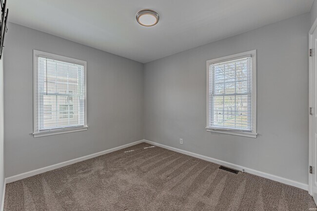 Building Photo - 2216 E Walnut St