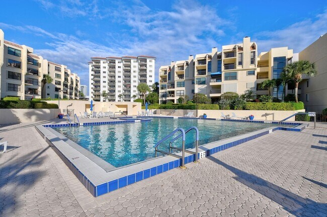 Building Photo - 372 Golfview Rd