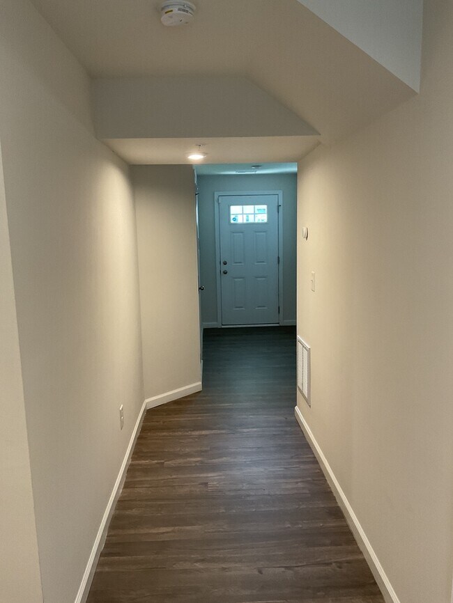 Building Photo - 3 bed, 2.5 bath end unit townhome!