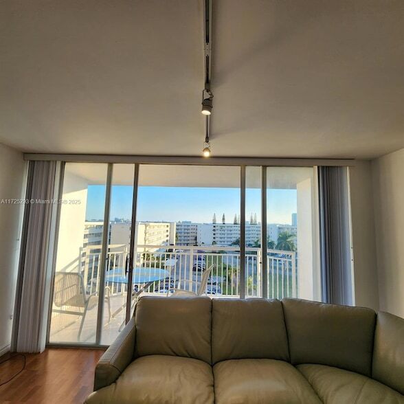 Building Photo - 18031 Biscayne Blvd