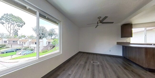 Building Photo - Large Two Story 8 Bed 4 Bath Home Near Campus!!
