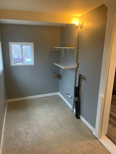 Laundry - 802 N 8th Ave