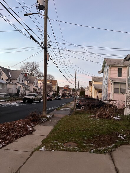 Building Photo - 62 Heath St