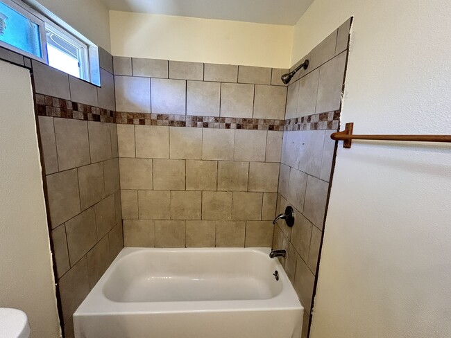 Building Photo - 5795 Kenwood Pl