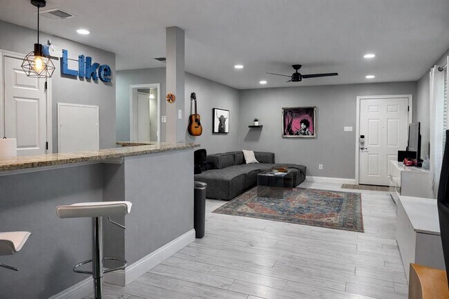 Building Photo - 2450 Ashdale Dr