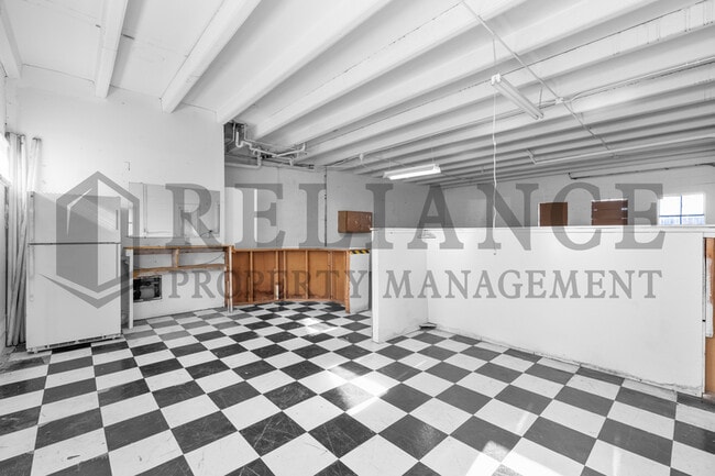 Building Photo - 4557 S Oak Ave