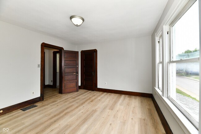 Building Photo - 852 N Rural St