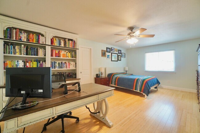 Building Photo - 4600 Pelham Dr