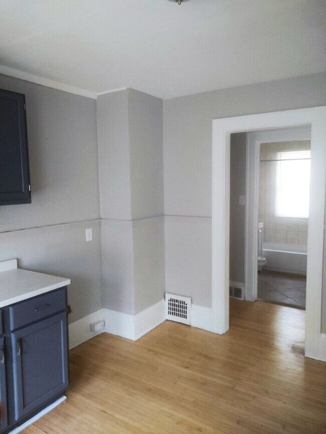 Building Photo - West Allis Upper Duplex